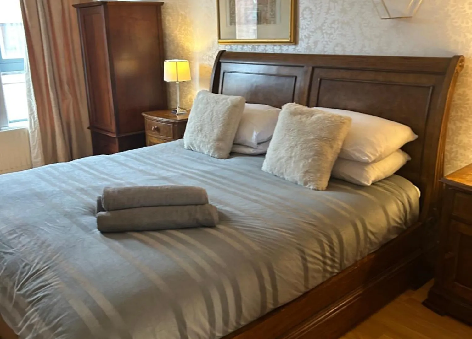 Large 2 Bed 2 Bathroom City Center Apartment With Free Underground Parking Belfast 0*,  Royaume-Uni