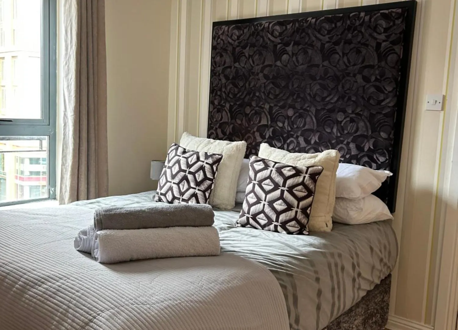 Large 2 Bed 2 Bathroom City Center Apartment With Free Underground Parking Belfast 0*,  Wielka Brytania